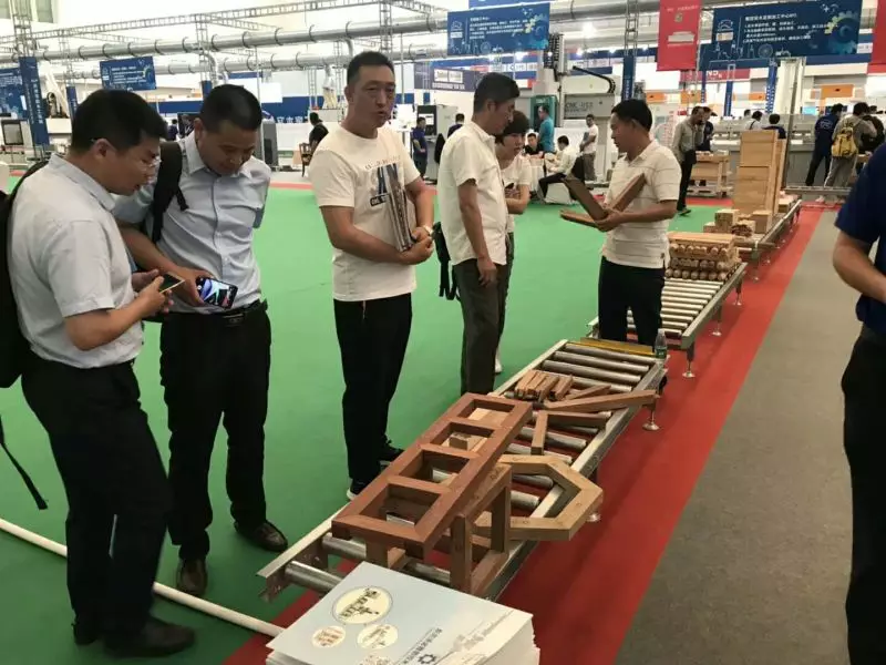 速必勝工作人員為客商現(xiàn)場演示了榫卯加工過程