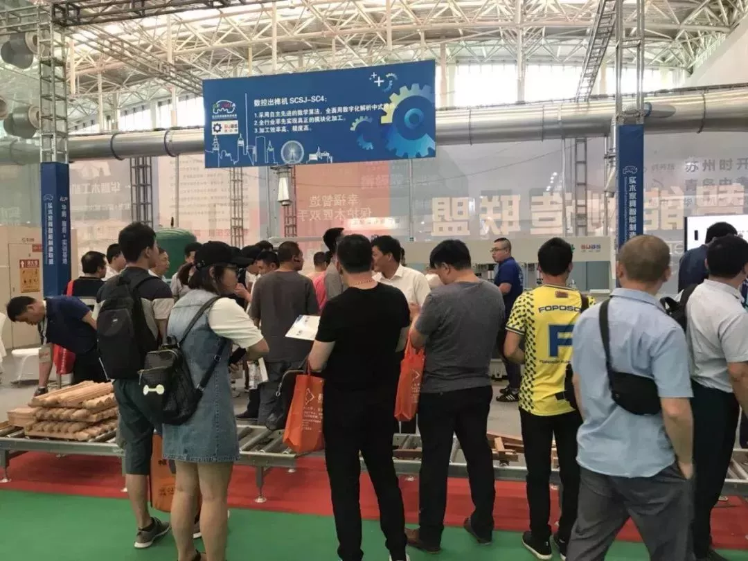 速必勝工作人員為客商現(xiàn)場演示了榫卯加工過程